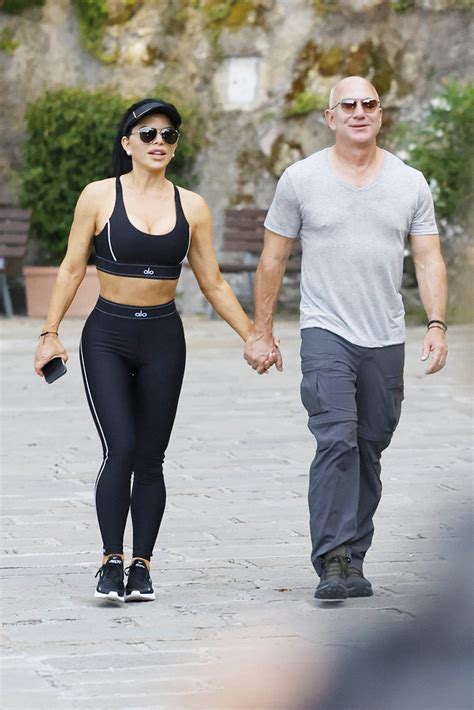 lauren sanchez boobs|Lauren Sanchez flashes side boob as she holds hands with Jeff。